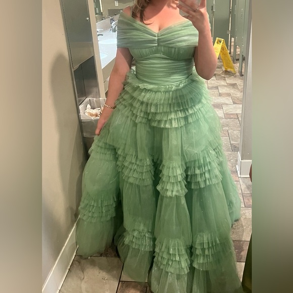Dresses & Skirts - Elegant Green Tiered Gown